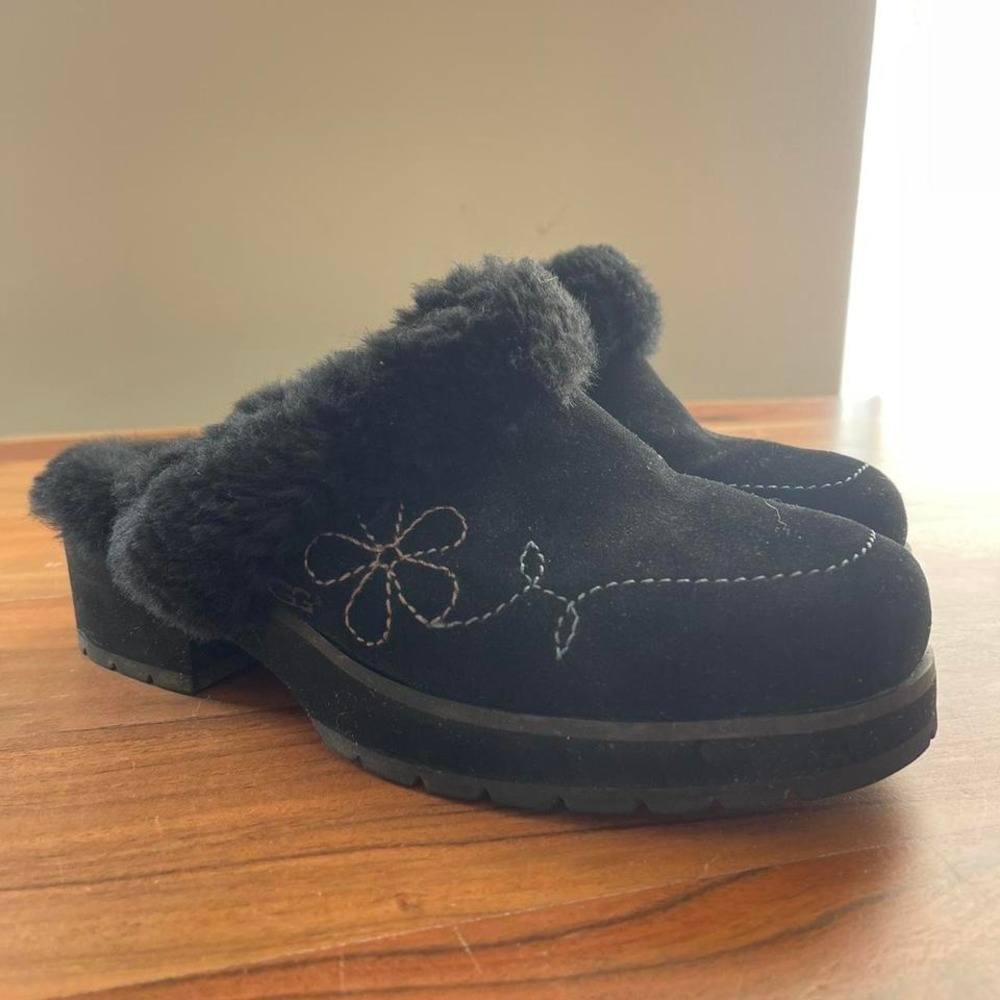 UGG Australia Women's Genuine Leather And Sheepskin Mules Black W/Flower Stitch